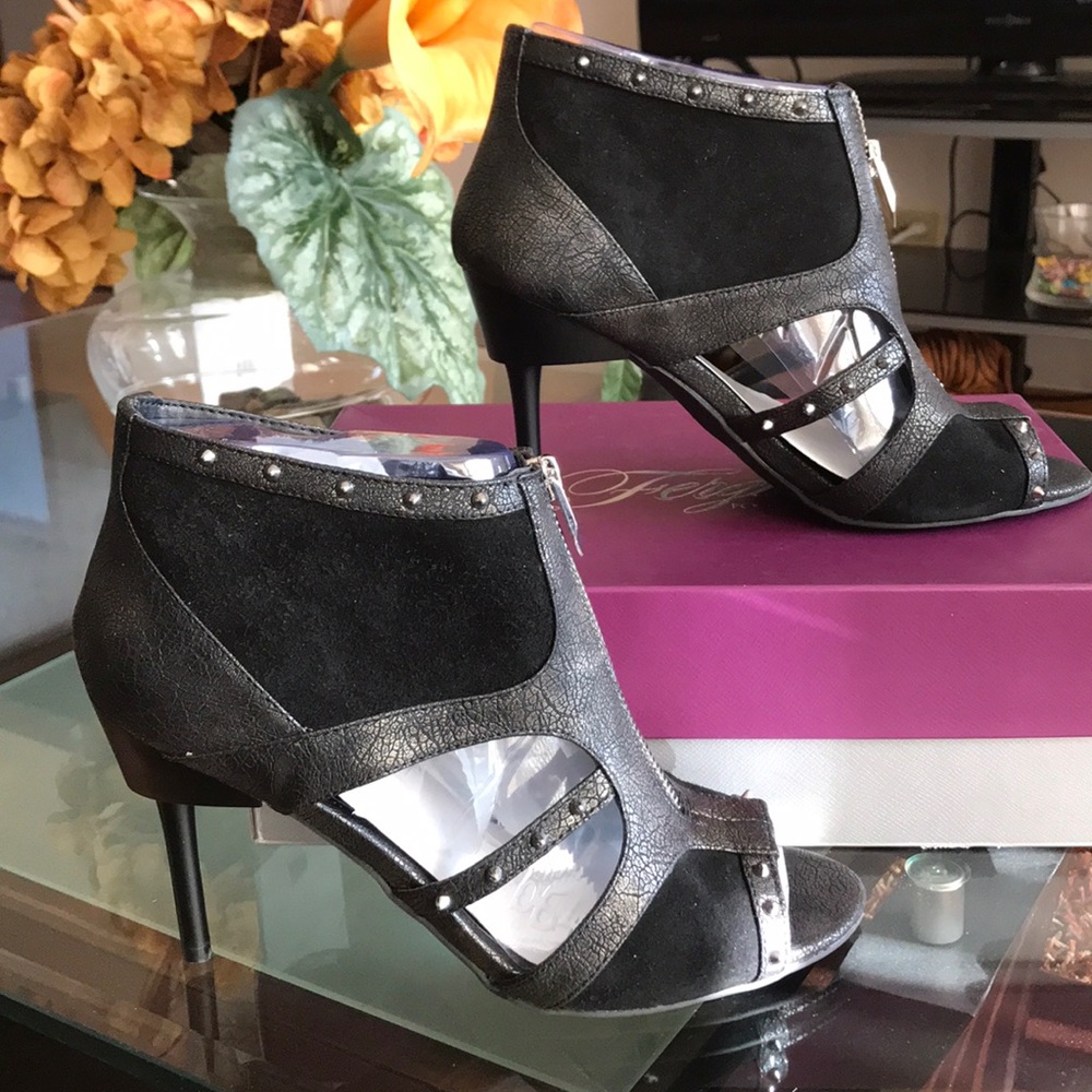 Shoes - Picture 5 of 7